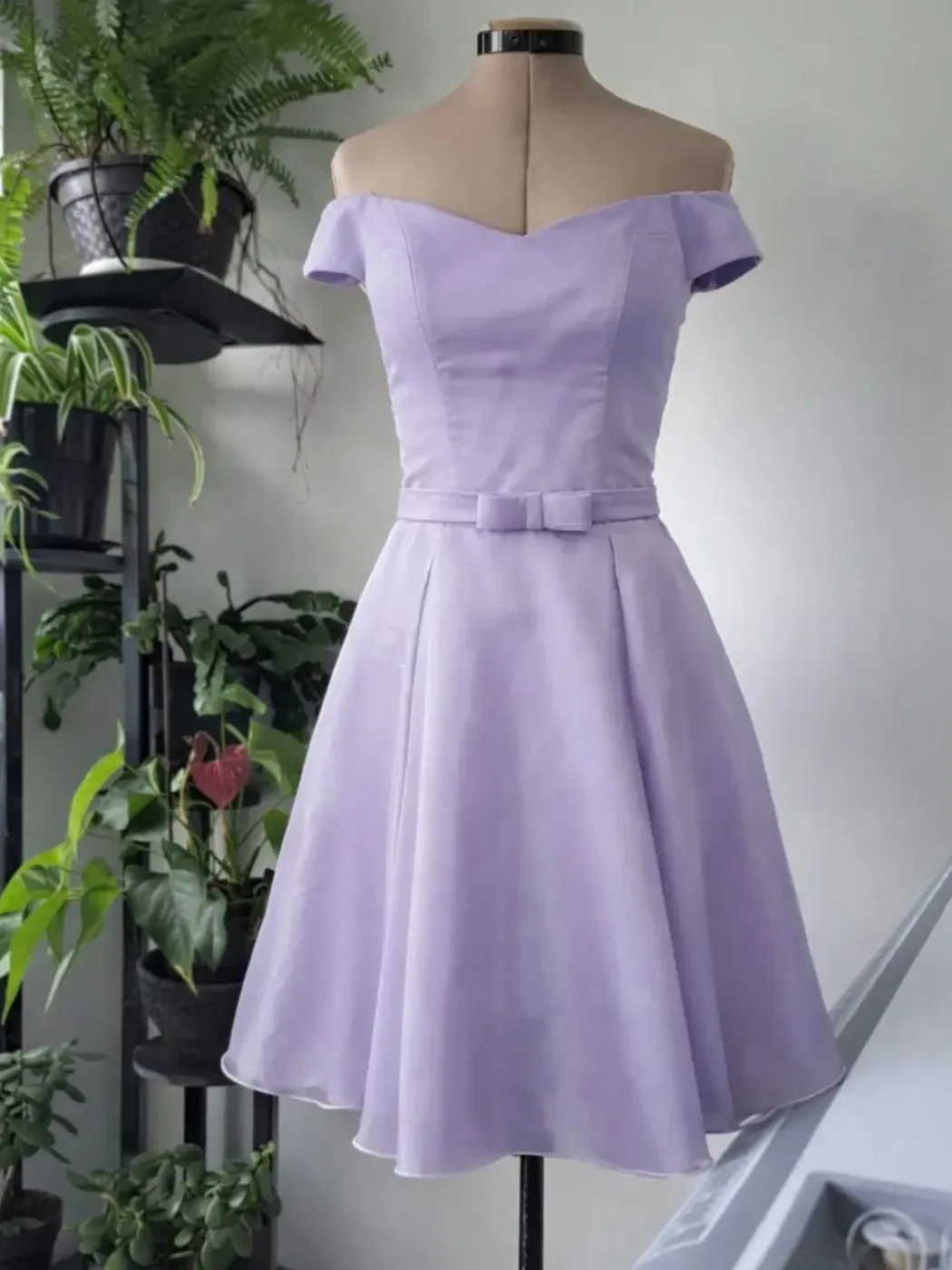 Vestido midi lilás ombro a ombro com laço na cintura e saia rodada, feito por medida